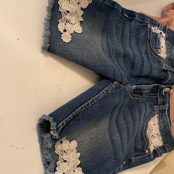 Cute shirt and Jordache jeans in excellent condition. Smoke and pet free home - Picture 4 of 5